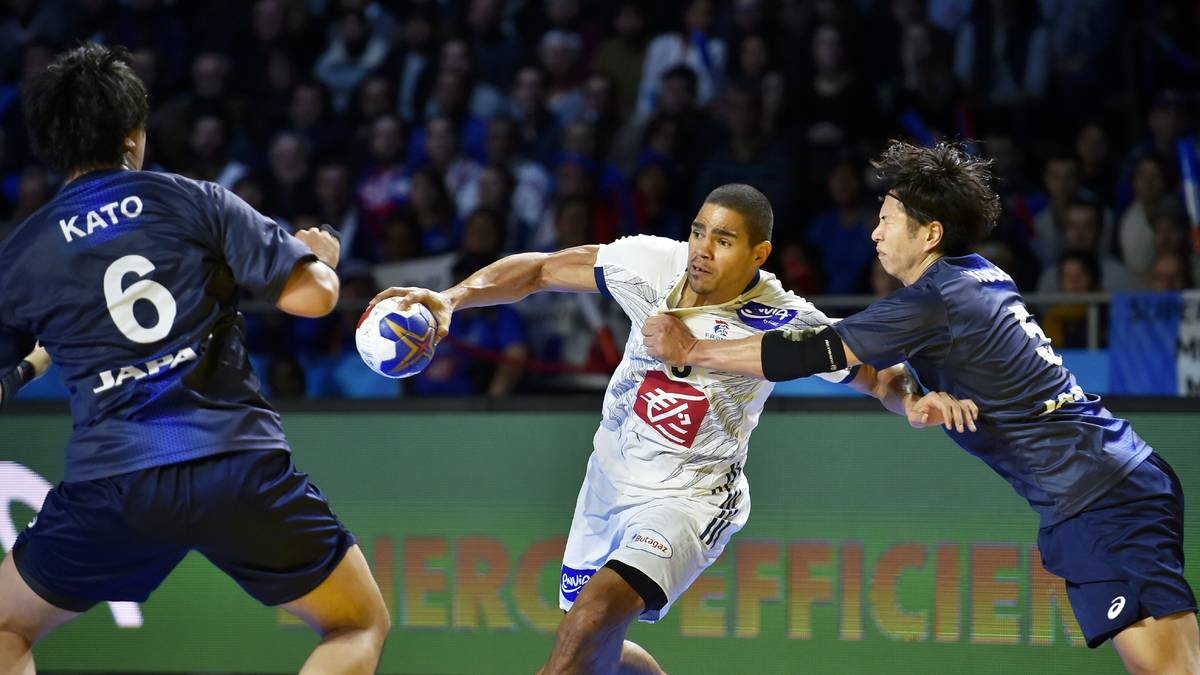 Topfavorit Frankreich bleibt weiter ungeschlagen: Gegen Japan feiert der WM-Gastgeber einen souveränen 31:19-Sieg. Daniel Narcisse setzt sich hier gegen zwei Japaner durch