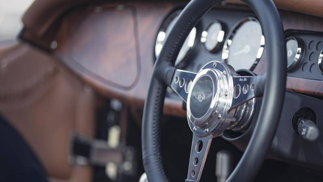 Das Armaturenbrett trägt immer noch den Glanz alter Zeiten. Auf moderne Assistenzsysteme wird bewusst verzichtet