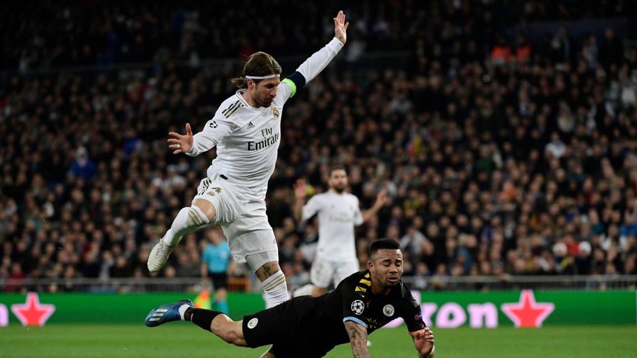 Sergio Ramos bringt Gabriel Jesus kurz vor dem Strafraum zu Fall