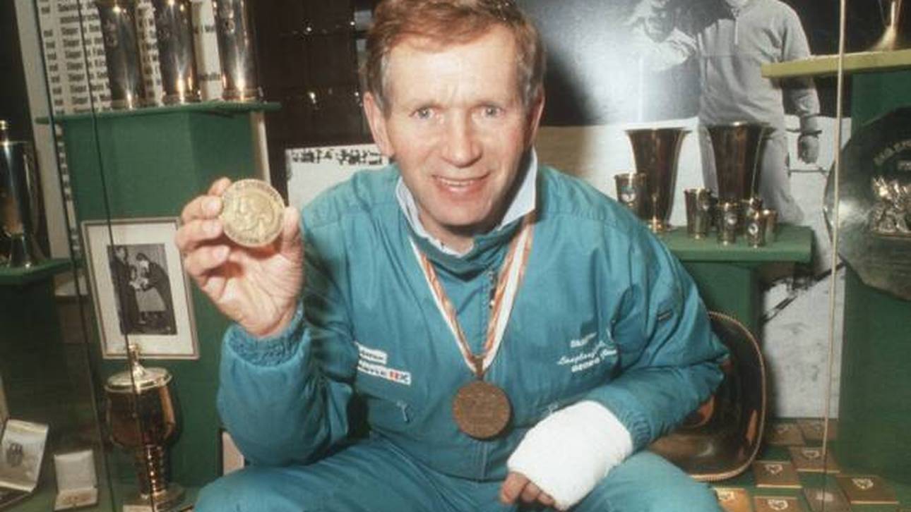 Georg Thoma im Jahr 1988 vor seiner Trophäensammlung