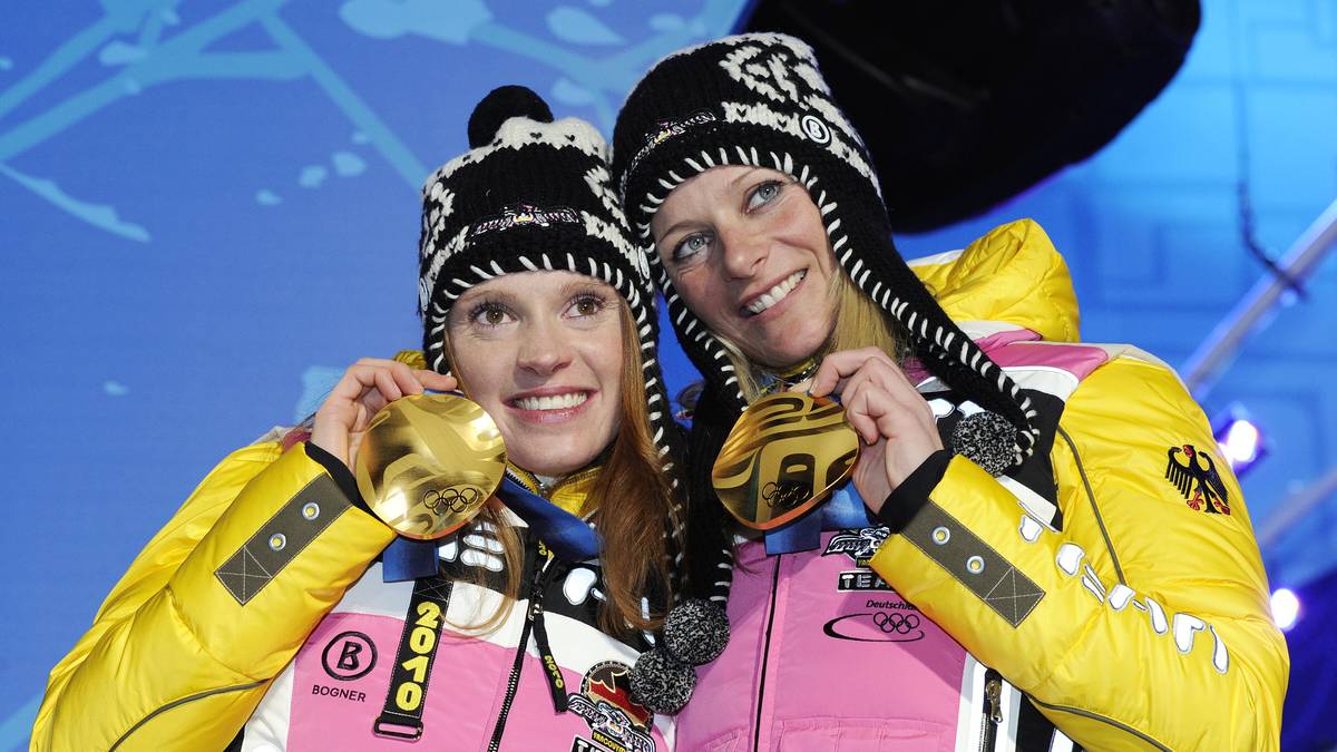 ... am Ende aber waren die andere Promibäcker gegen Sachenbacher-Stehles Backkünste genauso chancenlos wie die Konkurrenz bei ihren Langlauf-Olympiasiegen in der Staffel 2002 und im Teamsprint 2010 mit Partnerin Claudia Nystad (r.)