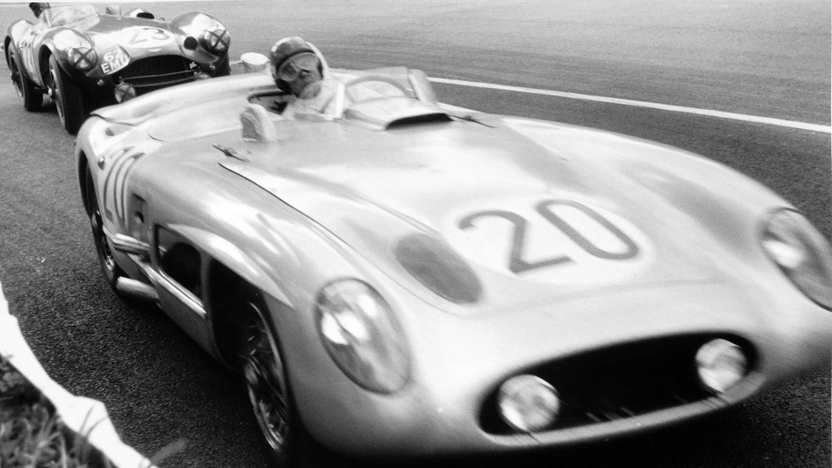 Das Unglücksfahrzeug: Der Mercedes des Franzosen Levegh ist im Kampf um die Führung mittendrin