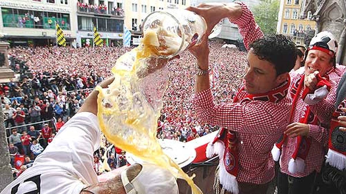 Die Auflösung: Es ist Stadionsprecher Stephan Lehmann, der die volle Ladung abbekommt
