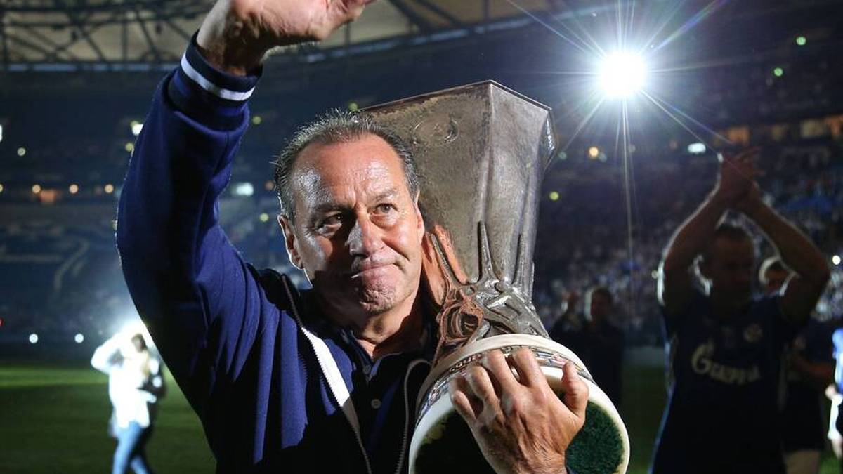 Sein größter Erfolg als Trainer: 1997 gewinnt Huub Stevens mit Schalke 04 den UEFA-Pokal (die heutige Europa League)