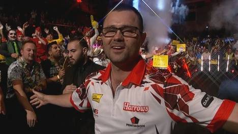 Damon Heta sorgt mit seinem Walk-On in Hildesheim für absolute Partystimmung! Das Viertelfinale verliert er allerdings gegen einen stark aufspielenden Peter Wright mit 4:6.