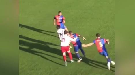 Bei einem griechischen Amateurturnier kommt es zu wilden Jagdszenen, weil das Fairplay mit Füßen getreten wird.