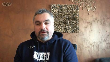 VfL-Trainer Thomas Reis erklärt in der Schalte beim STAHLWERK Doppelpass, wie er die Bayern geschlagen hat.