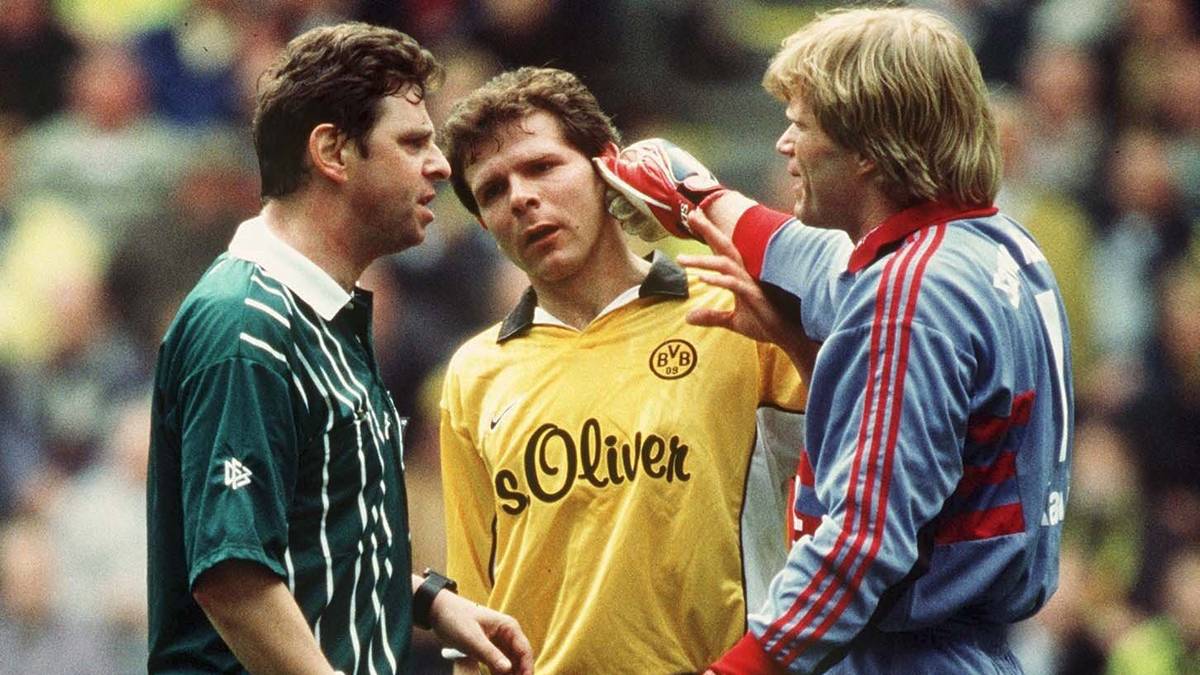 Oliver Kahn. Der Torhüter zupft erst Andy Möller am Ohr... 
