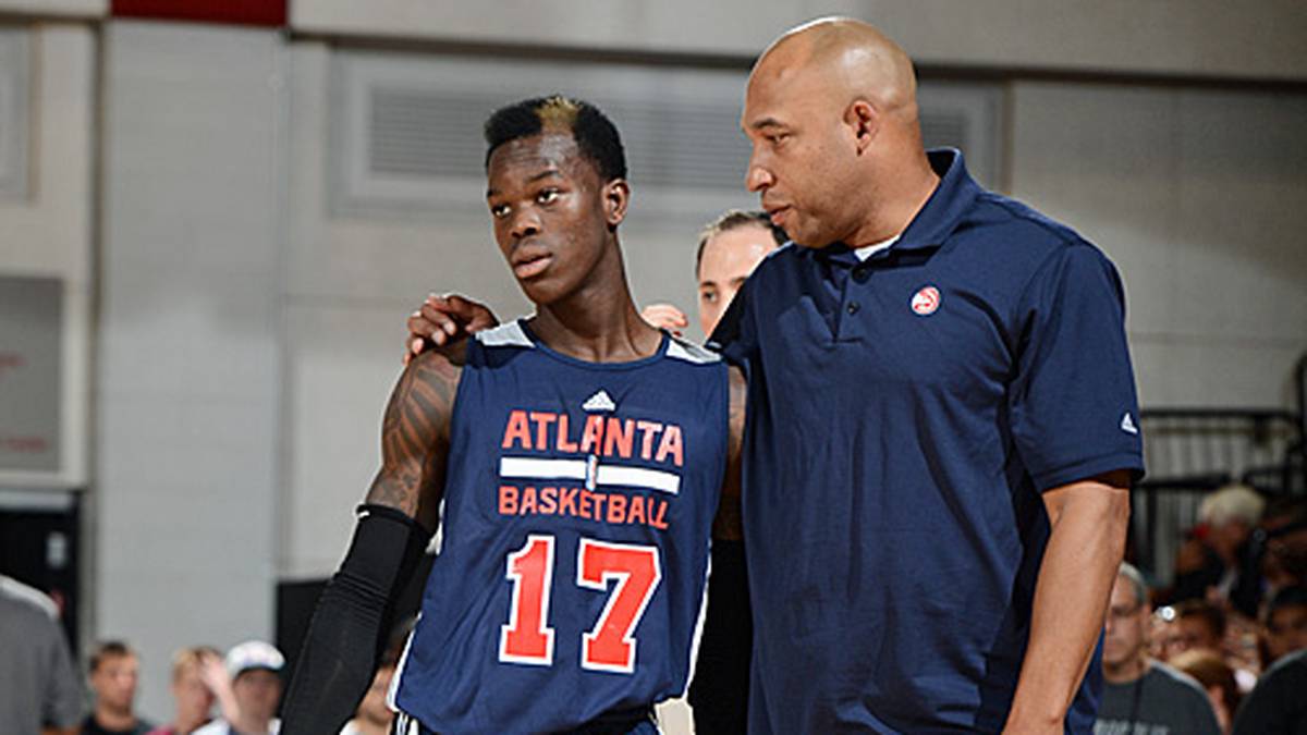 Atlantas Assistenz-Coach Darvin Ham gibt Schröder Anweisungen - der junge Deutsche soll behutsam an die NBA herangeführt werden