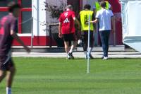 Der Neuzugang des FC Bayern muss im Training plötzlich behandelt und sogar vom Platz gefahren werden. Nicht die einzige Schrecksekunde an der Säbener Straße.