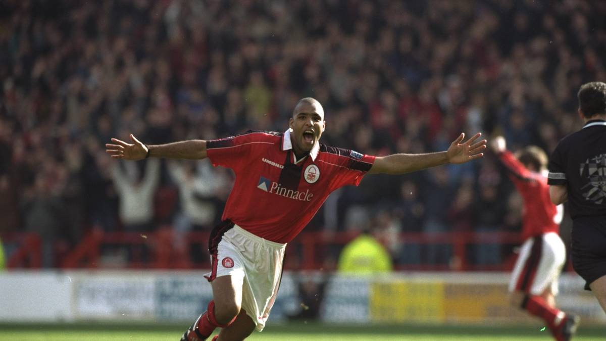 PIERRE VAN HOOIJDONK: Der Niederländer wurde bei Nottingham Forest zum Publikumsliebling - bis er im Winter 1999 auf seinen Wechsel drängte. Fortan war die Liebe erkaltet, seine Mitspieler weigerten sich sogar, die Tore mit van Hooijdonk zu feiern. Ein halbes Jahr später durfte der Angreifer zu Vitesse Arnheim wechseln
