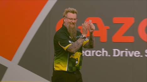 Simon Whitlock liefert sich ein enges Match gegen den Philippiner Christian Perez. Am Ende steht er als Sieger auf der Bühne.