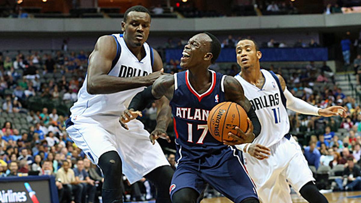 Zum Saisonauftakt geht es dann aber ganz schnell: Am 23. Oktober 2013 macht Schröder sein erstes Spiel in der NBA, kommt in 18 Minuten beim 109:118 bei den Dallas Mavericks auf 5 Punkte