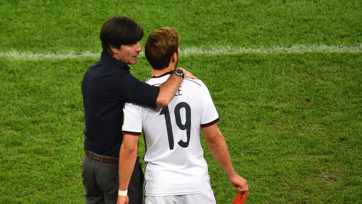 Dort bewies Löw ein goldenes Händchen. "Zeig der Welt, dass du besser bist als Messi", gab der Bundestrainer Mario Götze bei dessen Einwechslung mit auf den Weg - der Rest ist Geschichte: Mit seinem Treffer zum 1:0 schoss Götze Deutschland gegen Argentinien zum vierten WM-Titel