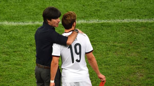 Joachim Löw (l.) flüstert Mario Götze vor seiner Einwechslung im WM-Finale den Messi-Vergleich ins Ohr