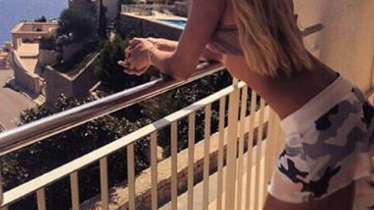 Auf Mallorca ist es doch am schönsten. Lisa Weidenfeller genießt ihren Sommerurlaub inklusive perfekter Aussicht auf dem Balkon