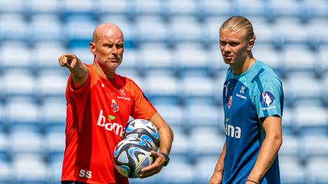 Norwegens Trainer Stale Solbakken wünscht sich für die EM-Quali-Vorbereitung seinen Superstar Erling Haaland zum Training, zeigt aber auch Verständnis für seine ausgiebige Feier des gewonnenen Triples.