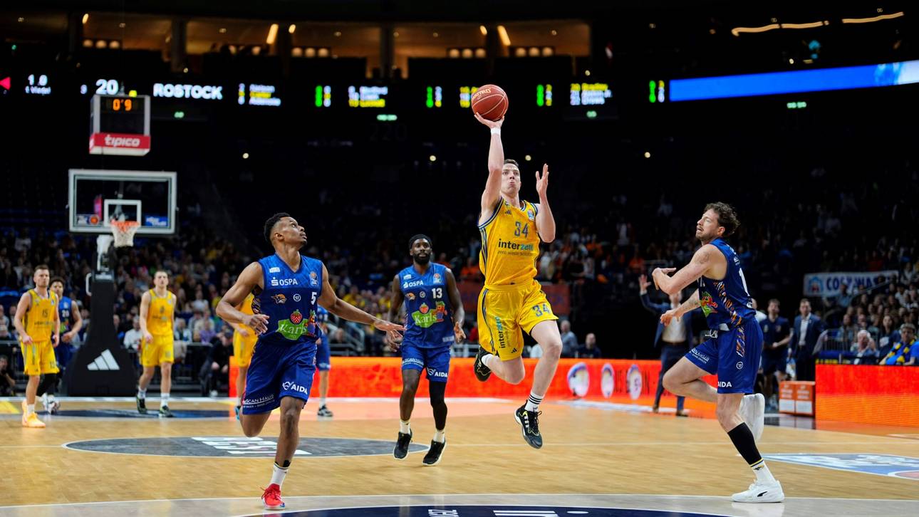 Alba bleibt an Bayern dran