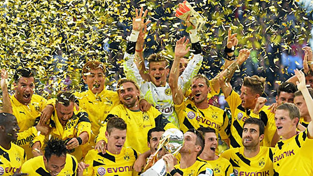 Schließlich ist es vollbracht. Borussia Dortmund ist dank des Sieges jetzt Rekordsieger des Supercups. Auf einem Podium nmmt Kapitän Sebastian Kehl den Pokal von Ligapräsident Dr. Reinhard Rauball, gleichzeitig Präsident der Dortmunder, entgegen. Unter Konfettiregen feiert die Mannschaft den Titel ausgelassen mit ihren Fans in der heimischen Arena