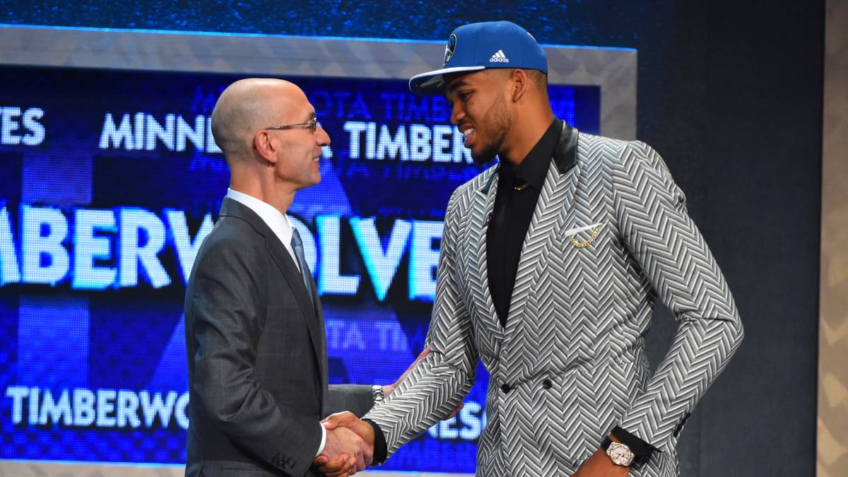 1. MINNESOTA TIMBERWOLVES - Karl-Anthony Towns (Position: Center/Power Forward; College: Kentucky; Alter: 19): Die Wolves wählten an erster Steller erwartungsgemäßg den dominanten Big Man aus Kentucky. Minnesota muss defensiv zulegen, um sich in Richtung Playoffs zu entwickeln. Towns ist ein Kraftpaket mit riesigem Potenzial. Auch offensiv hat er etwas drauf und ein ordentliches Händchen aus der Mitteldistanz. Seine Zahlen am College stechen nur wegen Kentuckys Reservoir an Topspielern nicht heraus. NBA-Vergleich: Dwight Howard mit Wurf