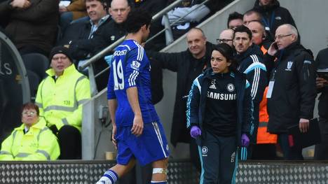 Teamärztin Eva Carneiro vom FC Chelsea erkundigt sich bei Stürmer Diego Costa nach dessen Wohlbefinden