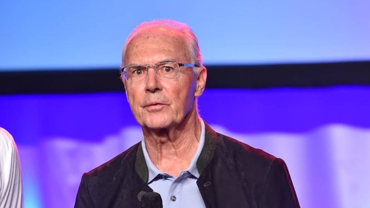 FRANZ BECKENBAUER: Bereits  während seiner Zeit als Profifußballer wagte sich der "Kaiser" vor die Kamera - beispielsweise in den Komödien "Die Spaßvögel" (1967) und "Olympia, Olympia" (1971)