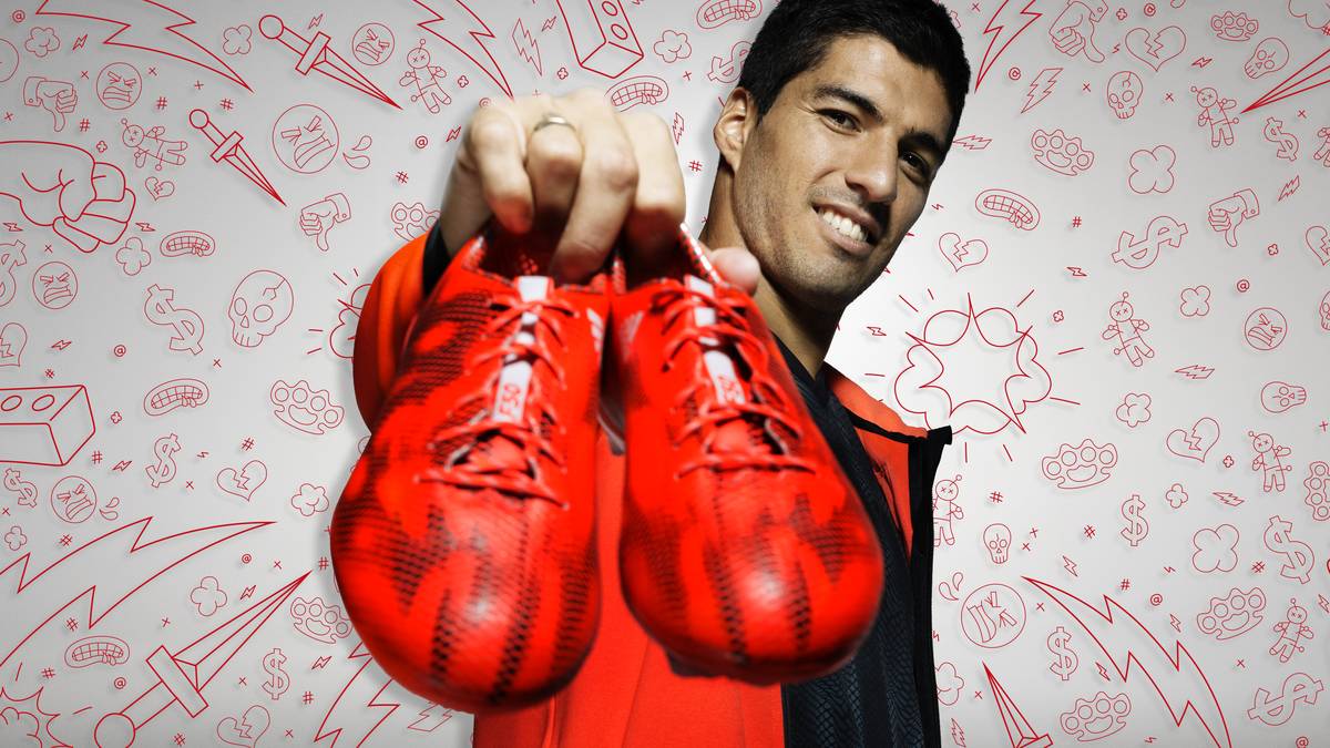 Früher trugen Sportler Schuhe als schlichtes Standardmodell. Heute werden die Kreationen immer ausgefallener und bunter. Auch Luis Suarez mag es farbenfroh