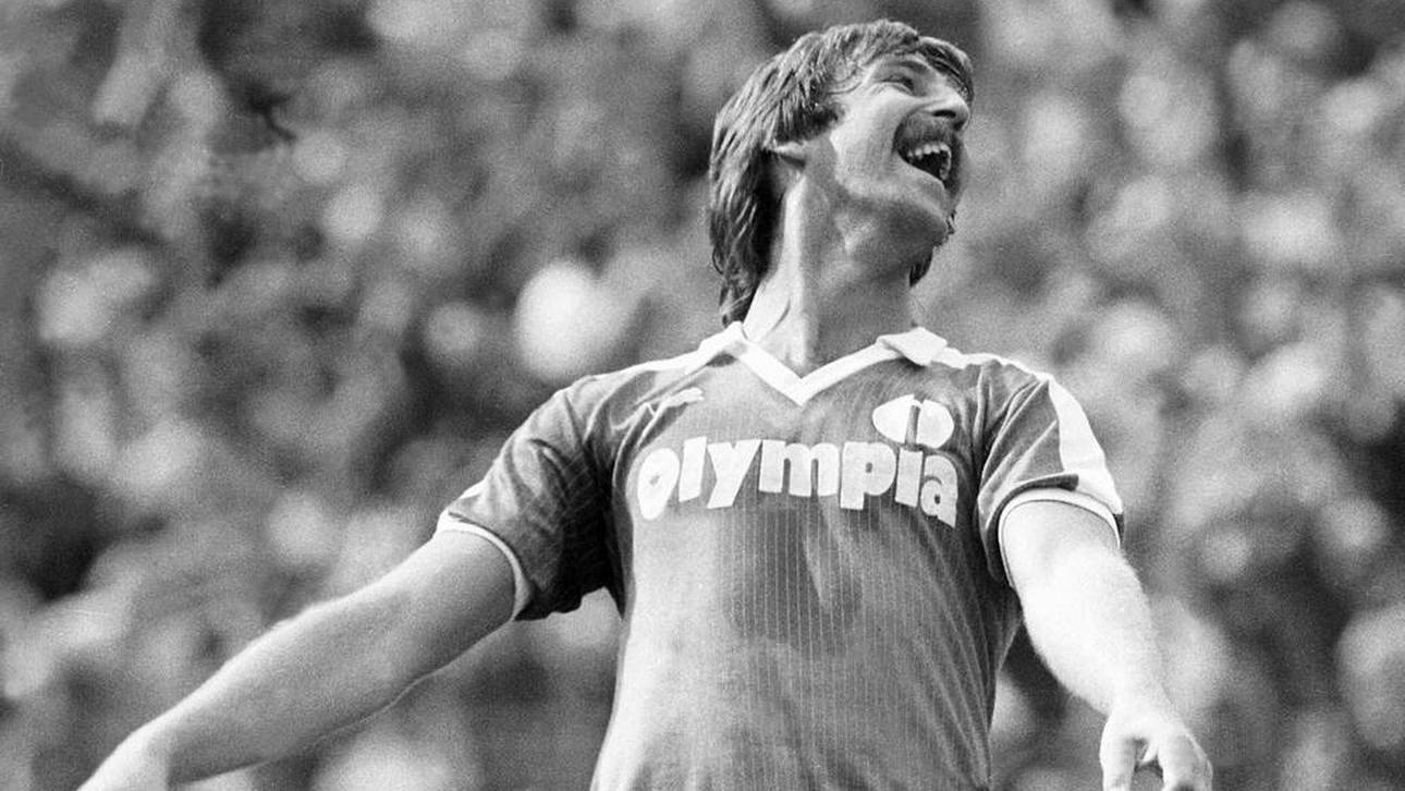 Uwe Reinders jubelt. Mit seinem Einwurftor bescherte er Werder das 1:0