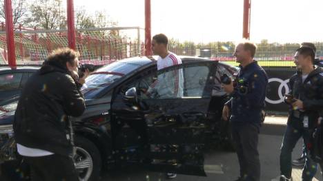 Bei der jährlichen Schlüsselübergabe von Audi an die Stars des FC Bayern wird Konrad Laimer nach dem wildesten Autofahrer gefragt. Die Antwort: Jamal Musiala. Der wurde auf dem Event schon vor zwei Jahren gefoppt.