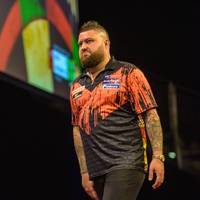 Michael Smith scheitert beim US Darts Masters in New York überraschend in der ersten Runde. Die Doppelquote vermiest ihm den Tag. Bei Nathan Aspinall ist diese perfekt.