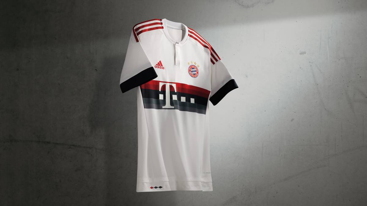 Dicke Querstreifen bestimmen das Trikot des Deutschen Meisters. In Rot, Grau und Nachtblau verlaufen sie auf weißen Grund unter dem Sponsorenlogo