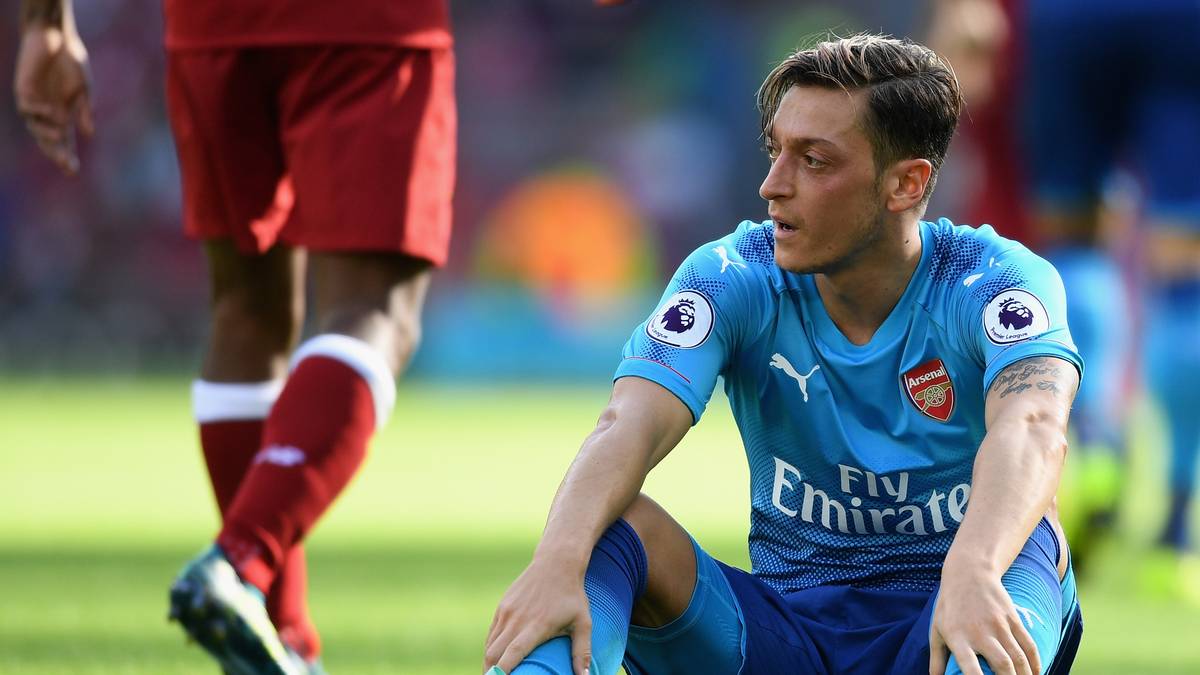 Als im übrigen Europa bereits keine Transfers mehr möglich waren, unternahm Barca einen verzweifelten Versuch bei MESUT ÖZIL. Da der Deutsche allerdings im Rahmen der WM-Qualifikation gefordert war und sein Klub FC Arsenal keinen Ersatz mehr beschaffen konnte, kam auch dieser Wechsel nicht zustande