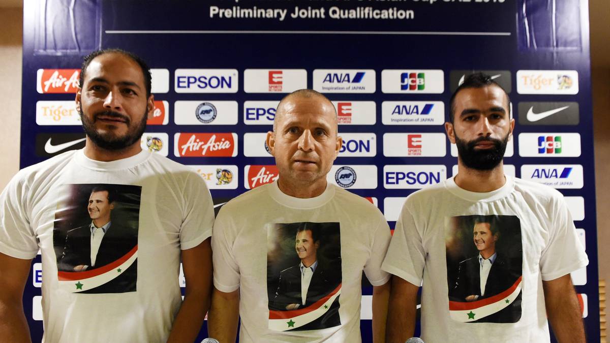 Fajr Ibrahim (M.) und seine Spieler warben mit T-Shirts für das Assad-Regime