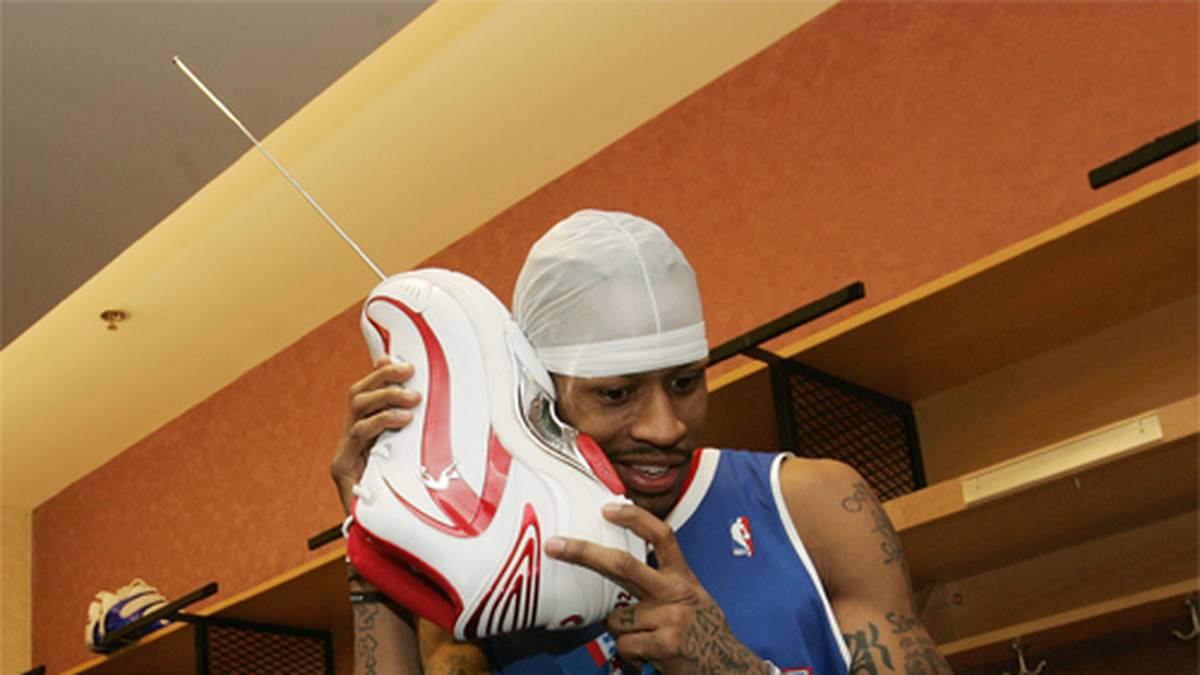 "Hallo? Hallo? Wer spricht da?" Ex-NBA-Star Allen Iverson hat seinen Schuh zum Telefon umfunktioniert