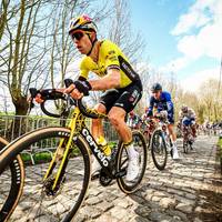 Wout van Aert stürzt beim Eintagesrennen in Belgien schwer. Der Belgier verliert bei hoher Geschwindigkeit die Kontrolle über sein Rad. Sein Team verkündet anschließend eine bittere Diagnose.