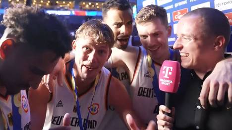 Ausgelassene Stimmung nach dem Weltmeister-Titel: Die DBB-Stars kapern kurzerhand das Interview mit Andi Obst.