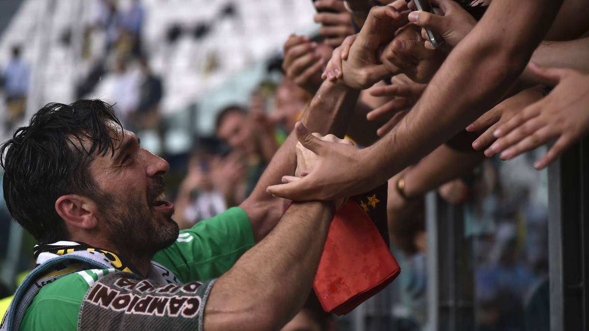 PLATZ 23 - Torhüter-Ikone und Fußball-Weltmeister Gianluigi Buffon verlässt Juventus Turin nach 17 bewegten Jahren. Unter Tränen feiert die Juve-Legende im letzten Saisonspiel gegen Hellas Verona seinen Abschied. Buffon zieht es zu Paris Saint-Germain