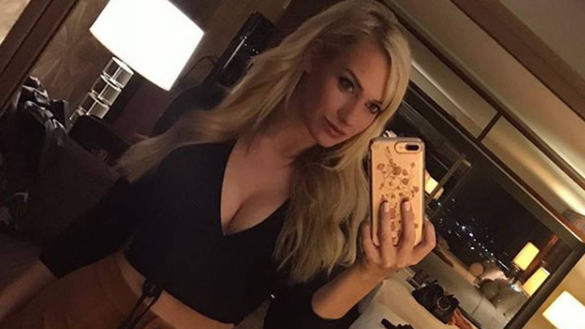 Auf wilde Partys steht sie übrigens nicht. Ihre Freundinnen bezeichnen sie sogar als Großmutter, da sie abends meist zu Hause bleibt und früh ins Bett geht