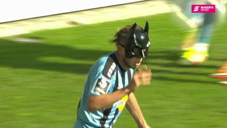 Kurioser Torjubel in der 3. Liga. Wie einst Pierre-Emerick Aubameyang für den BVB, jubelt "Batman" für Waldhof Mannheim.