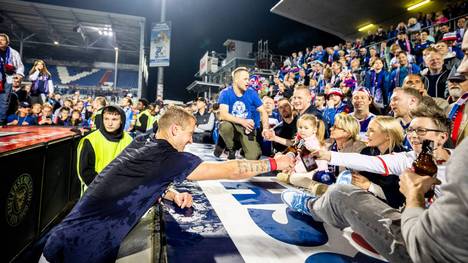 Die Spieler von Holstein Kiel feiern den Bundesliga-Aufstieg