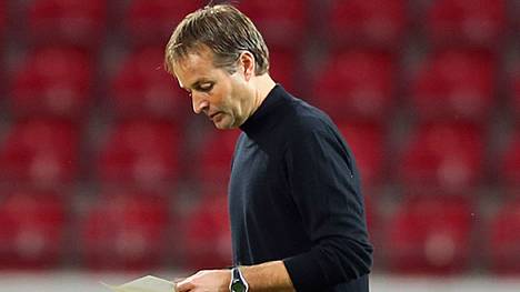 Kaspar Hjulmund studiert vor dem Anpfiff den Spielberichtsbogen. Der FSV-Trainer weiß: Bei einem Sieg übernimmt seine Mannschaft für 19 Stunden die Spitze