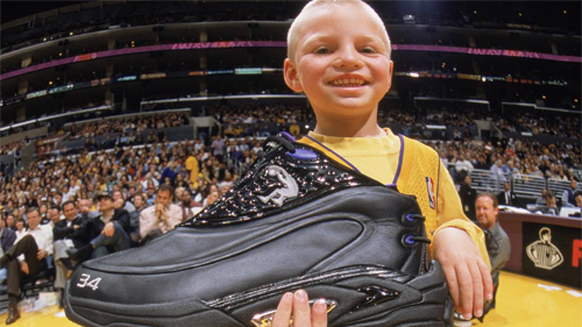 Dieser Junge hebt sich fast einen Bruch. Die Treter von Ex-Lakers-Profi Shaquille O'Neal sind aber auch Kaliber