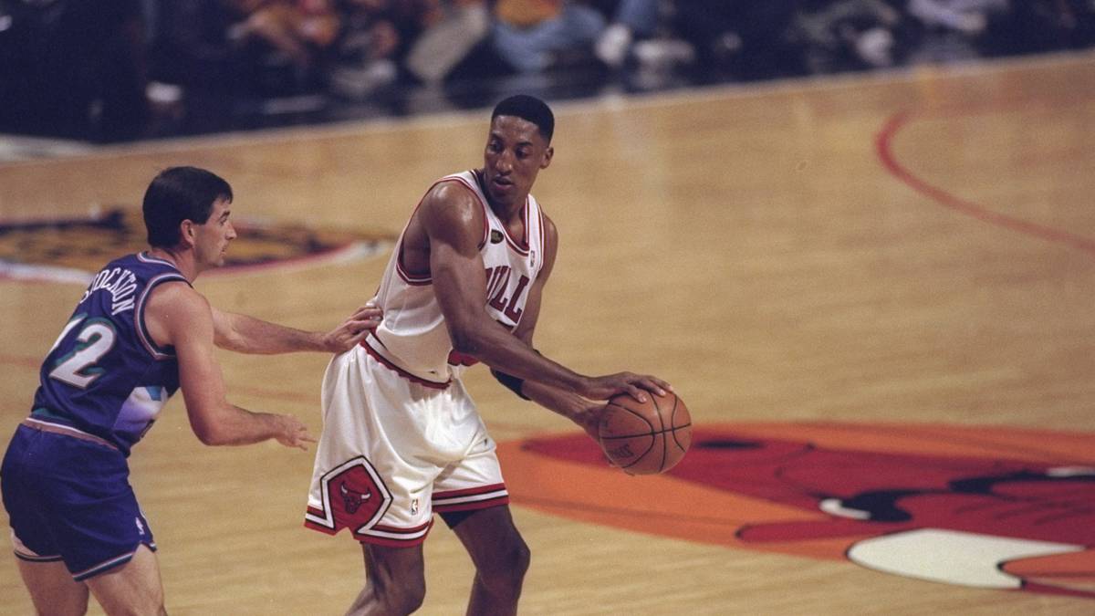 SCOTTIE PIPPEN: Der Forward galt als rechte Hand von Jordan, wusste aber auch selbst zu überzeugen und erarbeitete sich einen Platz in der Basketball Hall of Fame. Er erzielte in seiner Karriere fast 19.000 Punkte, glänzte aber genauso in der Defensive 