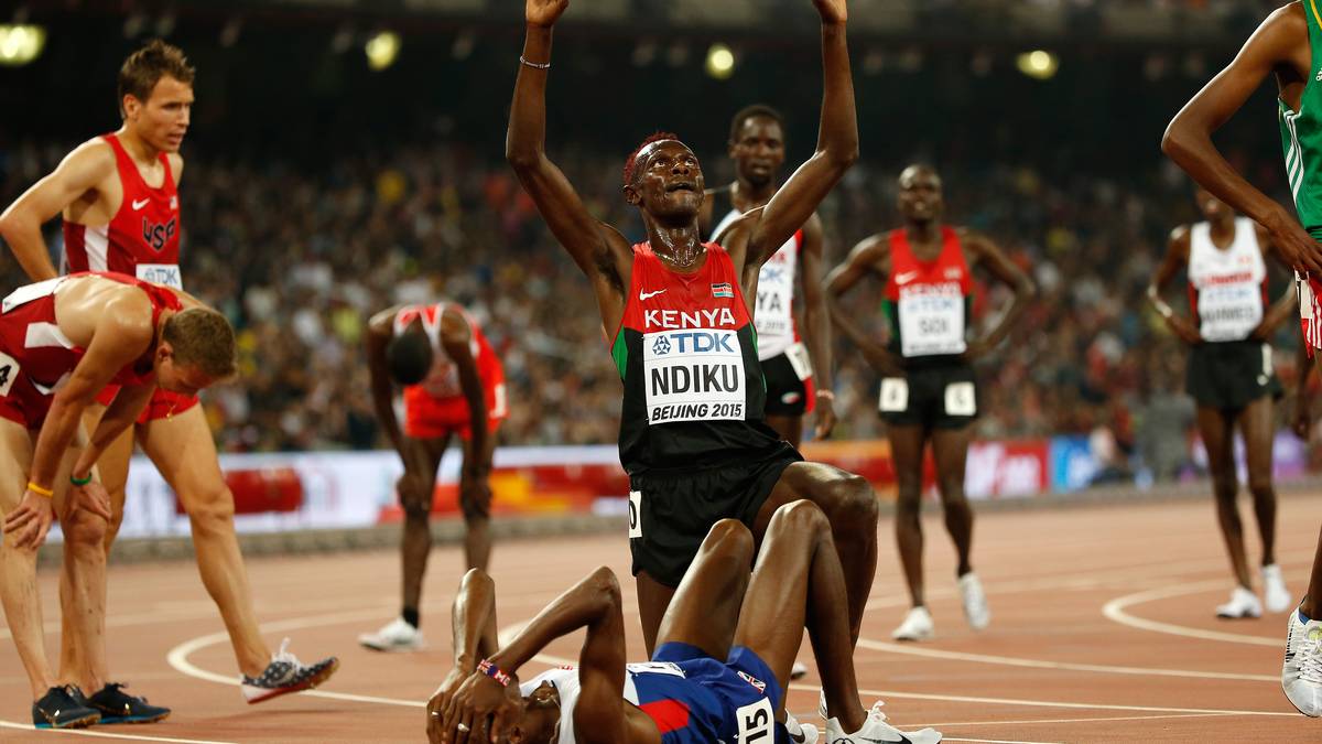 Ein Bild, das täuscht: Mo Farah gewinnt die  5000 Meter. Danach ist der Brite aber anscheinend  zu erschöpft, um direkt so zu feiern wie Silbermedaillen-Gewinner Caleb Mwangangi Ndiku aus Kenia