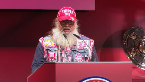 Zum Ende der Jahreshauptversammlung dürfen Mitglieder in ihren Wortmeldungen verschiedenste Themen ansprechen. Ein FCB-Mitglied will den Bossen ins Gewissen reden.