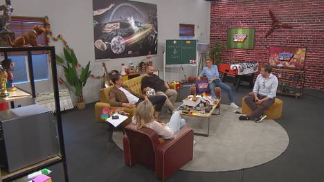 Die sechste Folge SNICKERS Fan Talks zum Nachschauen: René Adler und DJ David Puentez schauen und diskutieren mit dem SPORT1 Team das EM-Halbfinale Italien gegen Spanien.