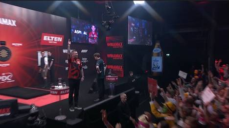 Nathan Aspinall sorgt bei seinem Halbfinal-Walk-On für Erstaunen. "The Asp" kommt nicht wie gewohnt mit "Mr. Brightside" auf die Bühne, sondern mit einem anderen bekannten Song.