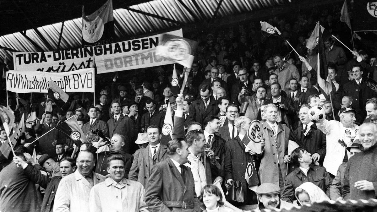 Vor den Augen zahlreicher mitgereister Fans beginnt das Spiel so, wie es alle erwartet haben: Die Borussia steht unter Dauerdruck des FC Liverpool - bis der BVB ein offensives Lebenszeichen sendet. Und was für eins