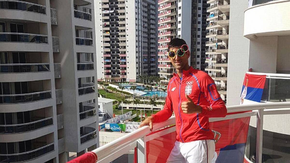Diesen Weltstar, der in seinem Sport alles erreicht hat, scheint der Olympia-Virus total in der Hand zu haben. Novak Djokovic posiert auf seinem Balkon im Olympischen Dorf mit einer Brille im Olympia-Look - bevor er sein Erstrunden-Duell gegen Del Potro verliert
