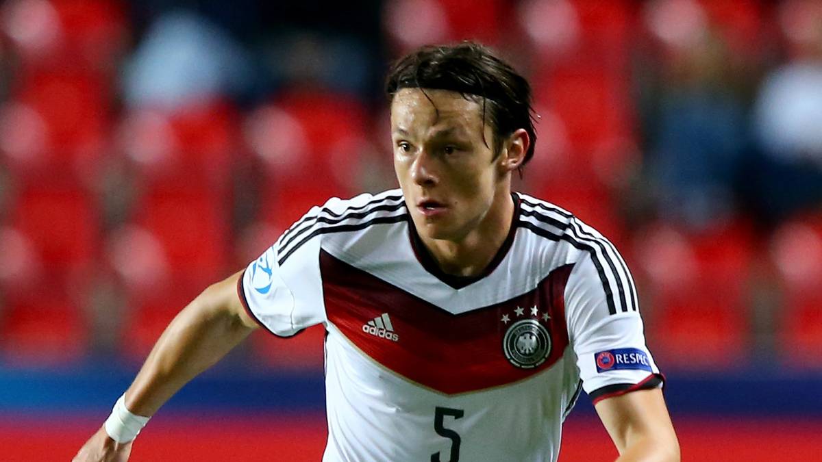 NICO SCHULZ (bis 50. Minute): Wird für sein starkes Spiel gegen Tschechien mit einem erneuten Startelfeinsatz auf der linken offensiven Außenbahn belohnt. Direkt mit schönem Steilpass auf Kevin Volland, der knapp zu steil gerät. Haut sich bis zu seiner Auswechslung gegen den offensiveren Leonardo Bittencourt rein, allerdings bleibt vieles Stückwerk - SPORT1-Note: 4